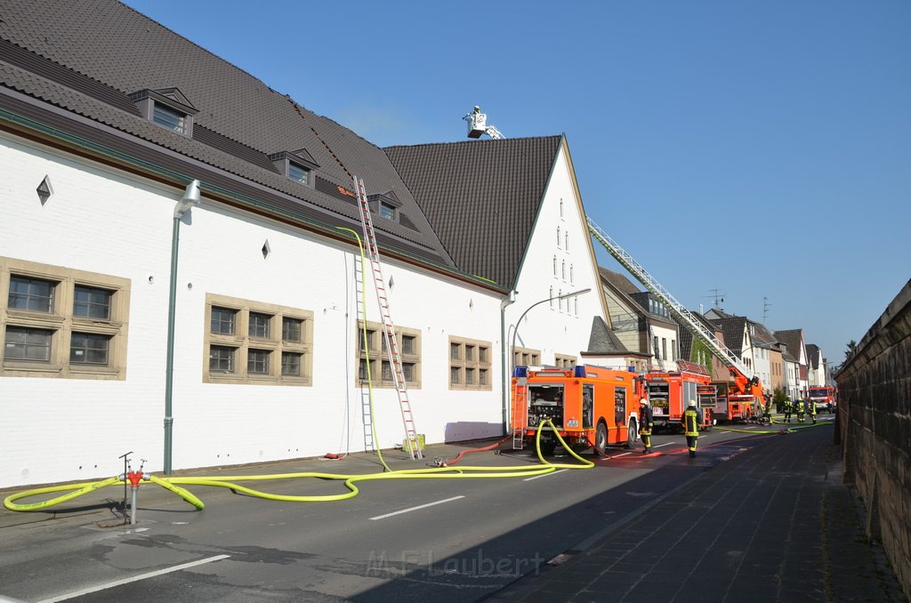 Feuer 3 Dachstuhlbrand Koeln Rath Heumar Gut Maarhausen Eilerstr P258.JPG